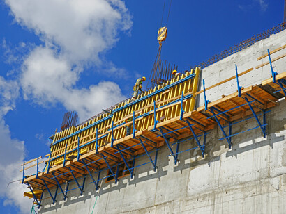 Operaio che controlla la struttura di una costruzione