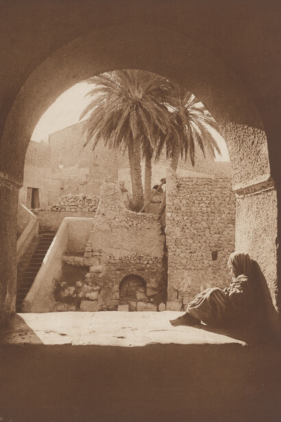 Lehnert & Landrock, Sans titre, identifié comme « Au village arabe », 1904-1914. Courtesy of Photo Elysée