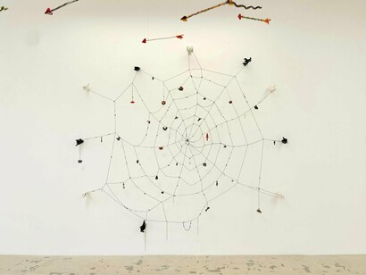 Alejandro García Contreras, Un río abrazando una montaña, vista de exhibición. Cortesía de Anat Ebgi