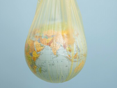 O aumento da temperatura global, que ultrapassou a marca simbólica de 1,5°C acima dos níveis pré-industriais em vários momentos de 2024, não foi um pico isolado. Estamos diante de uma tendência firme e contínua de aquecimento. Isso significa mais do que calor insuportável nas metrópoles — significa colheitas fracassadas, desertificação de áreas inteiras, migrantes climáticos forçados a deixar suas casas em busca de sobrevivência, doenças tropicais avançando em latitudes antes consideradas seguras