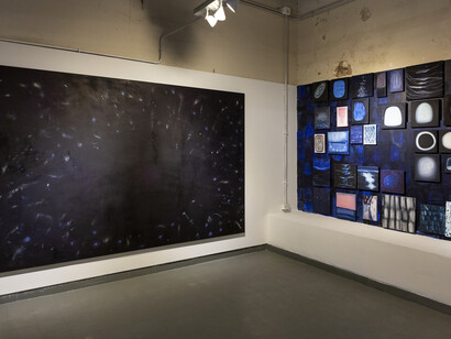 Cristina Portela, Hay un azul que sabe rezar, vista de exhibición. Cortesía de Ungallery