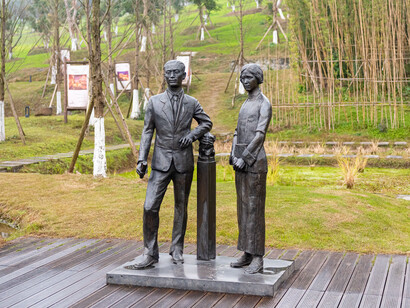 "House Beautiful" ofreció a Lin Huiyin un modelo de carrera para mujeres, mostrándole arquitectas exitosas como la firma Howe, Manning & Almy y la diseñadora Verna Cook Salomonsky, quienes consiguieron superar barreras y obtener reconocimiento a través de la prensa. Estatuas de Lin Huiyin y Liang Sicheng  en Moon Field, Lizhuang