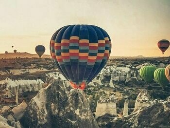 O mais destacado é o Sant’Andrea Priu, em Bonorva, sobre um afloramento rochoso de 180 metros de comprimento e 10 metros de altura, formado por lava vulcânica, mas também merece destaque a Tumba do Capo, de 250 m² e 18 divisões interligadas, ou, mais a oeste, na necrópole de Monte Siseri, em Putifigari, a cerca de 850m de altitude, o S’Incantu (“O Encanto”), com baixo-relevos e teto apoiado por colunas falsas e paredes decoradas com chifres de touro