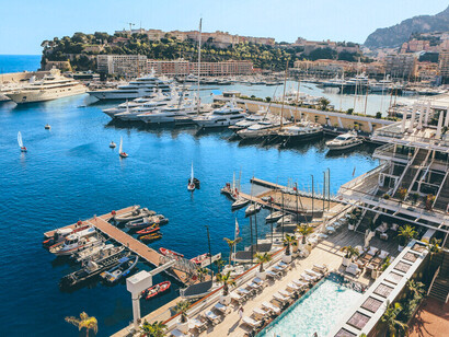 La réussite en surface : symbole éclatant d’un capitalisme du plaisir où l’exclusivité se confond avec l’isolement