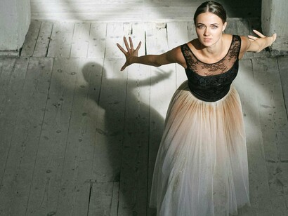 Une danseuse rugissant comme une lionne avec toute sa force