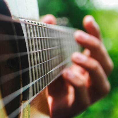 Nel loro secondo album, I’m in Control, il trio si apre alla dimensione vocale e indaga la fragilità dell’esistenza, dove “l’equilibrio è inevitabilmente e perennemente precario