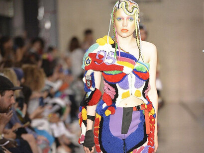 Después de años de textiles contaminantes, estos materiales representan una nueva manera de pensar la ropa: como un organismo que forma parte de un ciclo vital más amplio