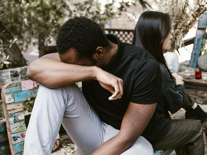 Era uma realidade dolorosa para ele, saber que o coração dela podia conjugar outros nomes ao mesmo tempo que repetia o seu. Acordava com essa imagem, com a ideia de que existiam espaços no corpo dela que ele não ocupava mais, e que, apesar de tudo, seu amor persistia como uma sentença que não pedia clemência
