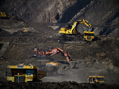 À Bougouni, les grues soulèvent la roche comme on soulève un avenir stratégique, au cœur de la souveraineté économique malienne