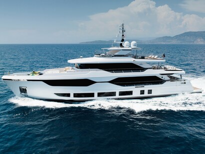 Il tema della sostenibilità è stato centrale: è stato lanciato il programma “Blue Wake” dedicato all’innovazione eco-responsabile, con espositori che hanno mostrato tecnologie a idrogeno, materiali riciclabili e soluzioni per ridurre l’impatto ambientale a bordo. MAJESTY 120 - Gulf Craft ©Monaco Yacht Show