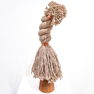 LR Vandy,
Dancing in Time: Jig, 2023.
Sisal rope, wood, copper, brass,
83 x 15 x 14 cm.
© LR Vandy.
Courtesy the Artist and October Gallery, London