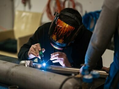 Uomo che lavora con una saldatrice ad argon