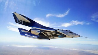 Lo spazioplano denominato VSS Unity. Questo velivolo spaziale ha completato con successo i primi voli commerciali prima del suo ritiro. Il suo posto sarà preso una nuova classe di veicoli, denominati Delta SpaceShips, con i primi voli spaziali previsti per l'estate del 2026 (Credit: Virgin Galactic)