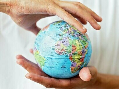 A verdadeira prova civilizacional, portanto, não está na capacidade de nos unirmos contra um perigo alienígena, mas sim na coragem de enfrentarmos as violências quotidianas e estruturais que alimentamos entre nós — aquelas que são tão humanas que já nem causam espanto