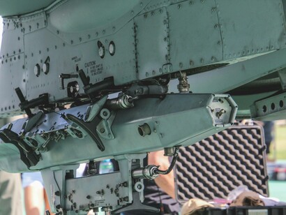 Parte di un aeroplano militare: "Certo per lui era naturale, quell’immagine apparteneva alla sua vita professionale, pochi come lui sapevano quanto lavoro, quanto ingegno umano c’era dietro al progetto di un jet militare con i suoi missili iper tecnologici"