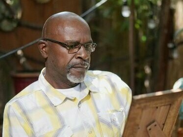 Por ser apaixonado pela fotografia, leva consigo uma máquina fotográfica, para registar todos os momentos e lugares pelos quais passaria. Em Magude, é convidado por um português, Mulungo, a trabalhar como motorista e este aceita. Todavia, o seu espírito de “rabo de saia” possuía-o, pelo que se apaixona pela esposa mais nova do seu polígamo tio, Arão