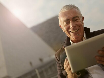 É importante notar que o engajamento com a tecnologia também desperta no idoso um sentimento de realização. Aprender a dominar um smartphone, participar de um curso online ou utilizar um aplicativo pela primeira vez pode representar conquistas significativas, que reforçam a sensação de competência e de atualização em relação ao mundo contemporâneo. Esse orgulho em aprender e se adaptar não apenas fortalece o cérebro, mas também contribui para combater preconceitos ligados à velhice, demonstrando que nunca é tarde para incorporar novas habilidades