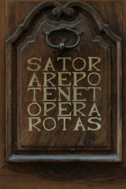 Puerta en Grenoble, Francia, con el palíndromo "Sator arepo tenet opera rotas" inscrito