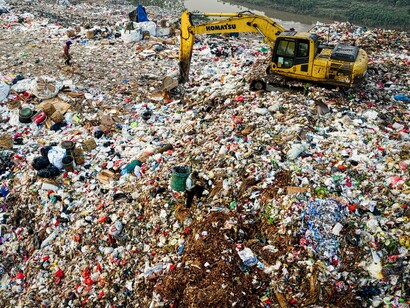 A grande dificuldade, neste cenário, não é apenas técnica — é profundamente política e moral. Como realocar milhões de pessoas? Como alimentar populações inteiras em meio a safras imprevisíveis? Como sustentar redes elétricas sob pressão constante de secas e tempestades? Como evitar que a escassez de recursos inflame ainda mais os conflitos entre países e dentro deles?