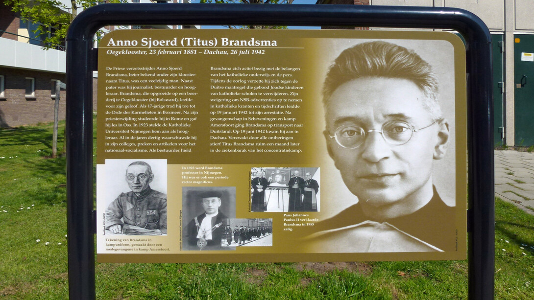 Héroe de la resistencia Anno Sjoerd (Titus) Brandsma (Bolsward, 23 de febrero de 1881 — Dachau, 26 de julio de 1942). El 10 de abril de 2014, se develaron en Oosterwei 10 de un total de 16 letreros con información sobre combatientes de la resistencia. En Oosterwei, un barrio de Gouda, 10 calles recibieron el nombre de combatientes de la resistencia tras la reconstrucción de la Segunda Guerra Mundial