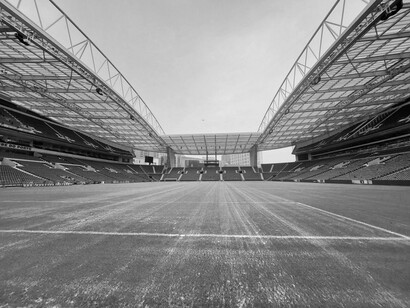 Estádio do Dragão no Porto, Portugal. Em terceiro, o tempo “perdido” de jogo é uma preocupação. A Liga Portuguesa, a Taça de Portugal e a Taça da Liga são competições que, muitas vezes, apresentam uma quantidade considerável de paragens. O árbitro tem uma tendência a apitar com intensidade mínima, o que reduz o tempo de jogo corrido. Neste aspeto, a Liga Inglesa está mais preparada, com um maior foco em manter o ritmo do jogo
