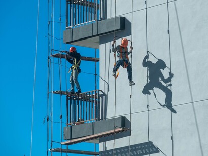 Due operai su un'impalcatura per una riparazione