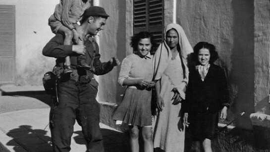 Phil Stern con nativi siciliani