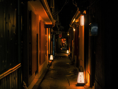 Au bout du chemin, une lumière vacillante, symbole d'une société qui cherche la sécurité mais reste prisonnière de l'insécurité qui l'entoure