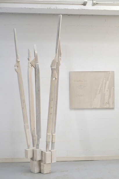Enzo Bersezio, L' occhio dei ciclopi 2010, legno trattato, 73 x 106 x h 222 cm