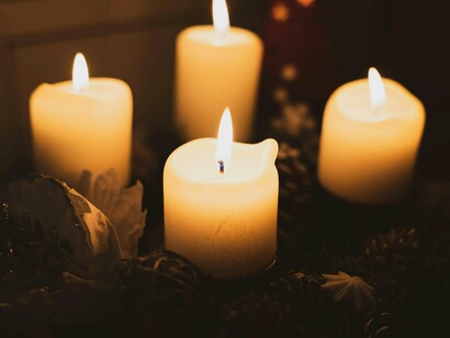 Amo natais e seus rituais de repetição. O trabalho que dá para desencaixotar todos os enfeites, montar as árvores cheias de delicadezas e bibelôs de toda natureza, é pouco para o resultado de uma casa enfeitada para receber aqueles que ali brindarão o Natal