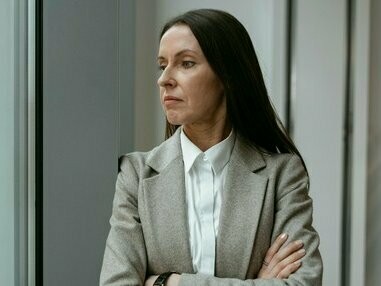 Ela se comportava como uma Rainha, mas não da Inglaterra e sim daquelas que exercem efetivamente a soberania. Reinava autônoma em casa: determinava tarefas, tomava decisões, dava ordens a ele e literalmente falava pelo casal. Em quantidade e qualidade