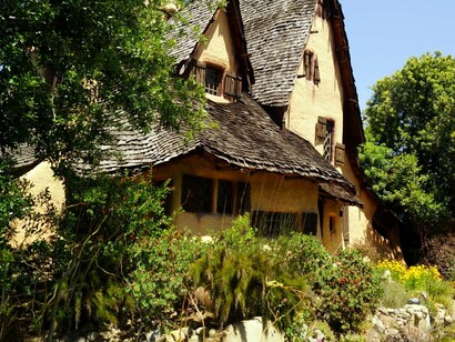 As dos Hobbits em Matamata (Nova Zelândia), no local de filmagem de Hobbiton, mas também em Sivas (Turquia) e "as cavernas dos Hobbits em Langenstein" (em Halberstadt, Alemanha), esculpidas à mão em paredes de arenito (em 1855-58), e a do Hobbit construída por Simon Dale
