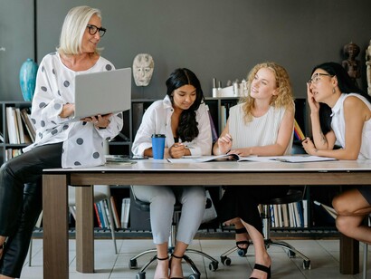 À medida que o mercado responde e novos dados emergem, a organização precisa ser capaz de refinar sua estratégia sem perder coerência. Essa capacidade adaptativa diferencia organizações resilientes daquelas que ficam presas a planos rígidos e rapidamente obsoletos