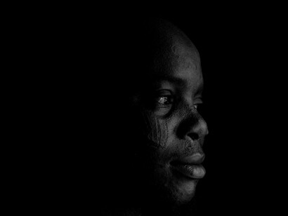 La tristesse dans les yeux du jeune garçon représente l'état actuel des choses dans son pays