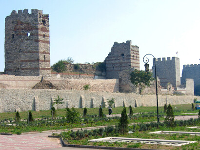 Las murallas de Constantinopla eran legendarias. Construidas en el siglo V por el emperador Teodosio II, consistían en tres líneas: un foso, un muro exterior más bajo y un muro interior de más de 12 metros de altura y hasta 5 metros de espesor.
Las murallas de Teodosio en "Constantinopla", Estambul,Turquía