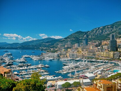 Vitrine de prospérité : sous le soleil méditerranéen, le luxe et la tranquillité masquent les fractures économiques d’une société à deux vitesses