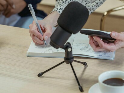 Podcast sobre livro. Leonora Monnerat, diretora executiva da HarperCollins Brasil comenta sobre esse papel do TikTok: "Estamos muito entusiasmados em participar do prêmio promovido pelo TikTok, que é uma plataforma tão importante para o universo literário. Acreditamos que, ao unir literatura e plataformas digitais, estamos ampliando os horizontes da narrativa e inspirando uma nova geração de leitores e escritores. A comunidade do BookTok no Brasil tem sido fundamental para conectar pessoas com histórias e é incrível ver como ela tem promovido a literatura de forma tão impactante"