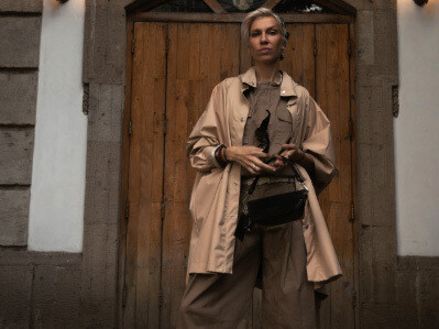 Las etiquetas también evolucionan. Después de décadas de información básica sobre talla y composición, hoy incluyen datos sobre huella de carbono, consumo de agua y biodiversidad protegida durante la producción. Cada prenda cuenta su historia ecológica