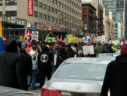 Manifestantes se reúnen en Times Square contra la invasión de Venezuela y el secuestro de Nicolás Maduro por parte de EE.UU., enero de 2026