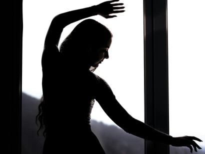 Danser pour ne pas disparaître. Mouvement fragile contre l’ordre figé, une révolte discrète qui cherche la lumière