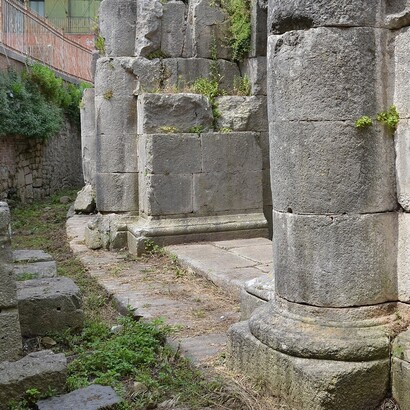 Sotto i Romani, Benevento divenne un nodo strategico grazie alla Via Appia, che ne favorì il commercio e lo sviluppo urbano. Benevento, Italia