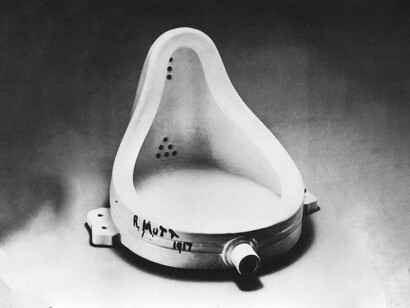 Marcel Duchamp, La fuente (1917). La fuente de Duchamp no fue un simple objeto desplazado, sino una operación intelectual que desarmó el canon estético y obligó a pensar el arte como idea antes que como forma