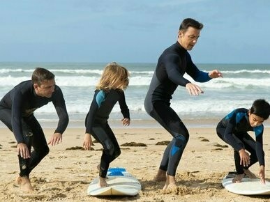 O exemplo mais elementar desse condicionamento ocorre no ambiente familiar. A criança, observando e interagindo, aprende quais comportamentos geram reforço positivo — como um elogio, um sorriso ou mais atenção — e quais levam a uma consequência neutra ou negativa