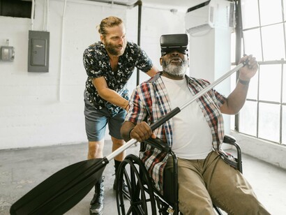Equipamento de Realidade Virtual usado em prol de pessoa com deficiência. Tecnologias assistivas não são uma coisa que começou agora. Bengalas, óculos e cadeira de rodas são exemplos de tecnologias mais antigas. São denominados recursos de tecnologia assistiva. Elas também podem existir na forma de serviços. Fisioterapia, fonoaudiologia e psicanálise são exemplos de serviços de tecnologia assistiva