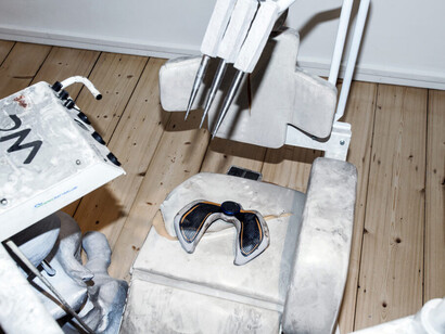 Various artists, Neanderthal beauty clinic, exhibition view. Courtesy of Estonian Museum of Applied Art and Design