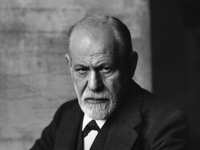 Todo esse cenário (árido e desgastado), fortalece o que Freud chamou de ‘supereu’ ou ‘superego’, que é aquela voz crítica, exigente — e irritante — dentro de nós. Então, se antes ela já se manifestava no peso das normas sociais, agora ela ganha um volume incontornável nas comparações com os recortes das vidas editadas e "perfeitas" que navegam pela internet