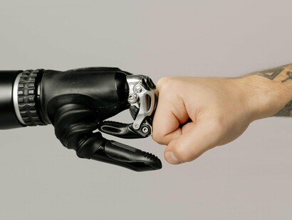 Vivemos em uma era onde a tecnologia não apenas nos cerca, mas nos atravessa e redefine. Smartphones, próteses inteligentes, implantes neurais, algoritmos que nos conhecem melhor do que nós mesmos — tudo isso já faz parte da extensão do nosso corpo e da nossa mente