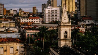 A cidade de Belém, no estado do Pará, já vinha sendo criticada pela falta de estrutura para abrigar um evento deste tamanho. Entretanto, sabemos que grandes eventos costumam promover transformações por onde passam. Aqui no Brasil, parte dessas mudanças positivas é suprimida por conta de escândalos de corrupção, desvios de dinheiro público e de diversos lobbies