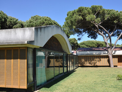 El matrimonio Gomis Bertrand se movía en los círculos intelectuales barceloneses, y la casa fue un lugar de encuentro e intercambio de experiencias culturales de artistas. Antoni Bonet Castellana, arquitecto (1949 - 1963). El Prat de Llobregat. La Ricarda (Casa Gomis), El Prat de Llobregat, España