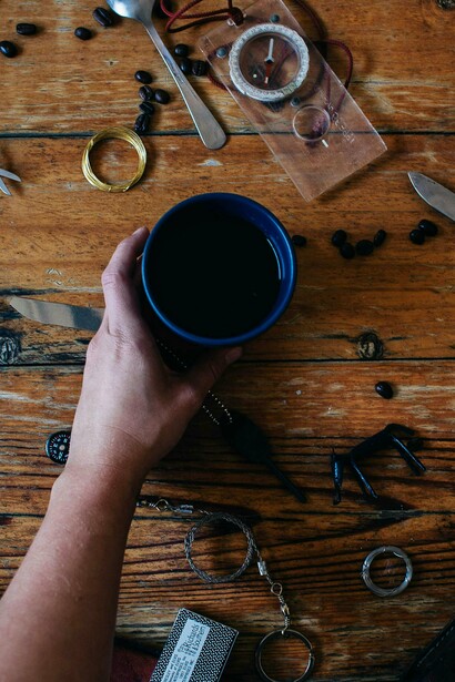 Desfazer-se de um livro que nunca se leu é admitir que a leitura não acontecerá. Doar roupas que não servem mais é reconhecer mudanças no corpo. Jogar fora o esboço de um projeto pessoal é aceitar que ele não fará parte do futuro